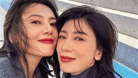 ▲賈靜雯（右）和高圓圓（左）當年因拍《倚天屠龍記》結下好交情，相知相惜至今。（翻攝自賈靜雯微博）