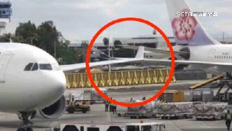 地勤疏失！華航翼尖遭擦撞　延9小時起飛