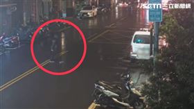 北市吳翁深夜穿越馬路時，遭直行機車撞飛倒地。（圖／翻攝畫面）