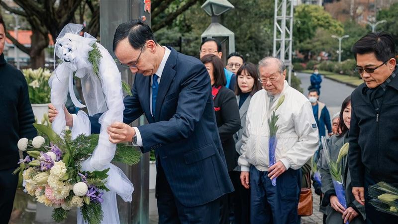 朱立倫獻花致意228：以謙卑態度直面過去