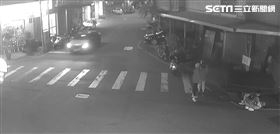 壯男突癲癇路倒　陌生男熱心照看避免輾壓（圖／翻攝畫面）