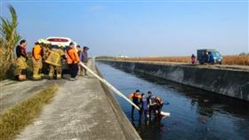 台南佳里嘉南大圳支線大寮排水溝，今天上午8早有民眾發現一名女子在排水溝中載浮載沉，消防隊獲報趕抵救援，但女子被救上岸時已明顯死亡，詳細死因仍待調查釐清。