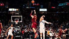 ▲斯特魯斯（Max Strus）從後場投進超大號絕殺三分球。（圖／翻攝自騎士推特）