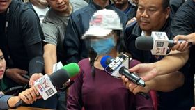 台灣1名通緝犯石茂強（44歲）25日被人槍殺棄屍在泰國曼谷蘇凡納布機場附近一處廢棄餐廳，昨天泰籍女嫌在柬埔寨落網。據了解，泰籍女嫌稱其中一名台灣籍男嫌事她的男友，她和石茂強沒有關係，否認參與謀殺和棄屍。