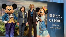 東京迪士尼海洋「夢幻泉鄉」開幕倒數100天距離東京迪士尼海洋的第8個主題園區「夢幻泉鄉」6月6日正式開幕倒數100天，迪士尼27日對外公布1/25的造景模型，以及即將推出的商品與菜單。管理迪士尼的Oriental Land代表取締役會長兼執行長高野由美子（左2）、迪士尼樂園國際總裁及董事總經理艾書琳（右2）與身穿新服裝的米奇、米妮合影。中央社記者戴雅真東京攝  113年2月27日