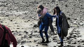 北市一名林姓女外送員（53歲）今晨被民眾發現受困在華中橋下沙洲，林女雙腳卡在泥濘中動彈不得，警消人員獲報到場救援，發現林女疑因精神恍惚墜橋，協助林女脫困後，已先將其送醫就診。