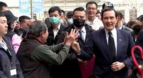 ▲馬英九至二二八公園福德宮參香祈福受訪