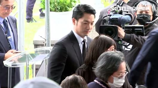 蔣萬安228追思會 民眾轟下跪道歉滾出台灣