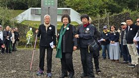 林宅血案44週年  林義雄行走不便罕見缺席追思會前民進黨主席林義雄家宅血案屆滿44年，家屬與各界28日前往林家墓園追思，林義雄因行走不便，罕見未到場，僅妻子方素敏（前左）現身；監察院長陳菊（前中）也到場致意。中央社記者沈如峰宜蘭縣攝  113年2月28日