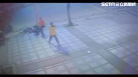 北市周、仲2人酒後躺在艋舺公園熟睡被吵醒，憤而追打黃男及黃女。（圖／翻攝畫面）