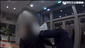 北市張男對林姓警員吐口水，遭到另名警員壓制逮捕。（圖／翻攝畫面）