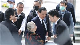 ▲台北市二二八事件77周年紀念追思會蔣萬安、馬英九、受難者徐征家屬徐光、抗議民眾（圖／記者邱榮吉攝影）