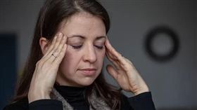 中風來的突然，但在發病的非常初期常常伴隨一些徵兆，例如突然一眼或雙眼發黑、模糊或出現複視、突發性的劇烈頭痛等