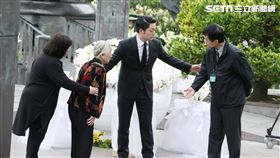 ▲台北市二二八事件77周年紀念追思會蔣萬安、馬英九、受難者徐征家屬徐光、抗議民眾（圖／記者邱榮吉攝影）