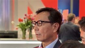 台灣大哥大董事長蔡明忠赴MWC世界行動通訊大會觀展交流。