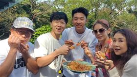 林美貞（右二）帶來撈魚生，和林國基（左起）、游書庭、劉丞和曲艾玲一起慶祝開春。（圖／艾迪傳播提供）