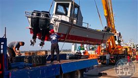 ▲吊掛作業在金門碼頭吊岸時，舷外機方向明顯偏右。（圖／鏡週刊）