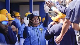 ▲張育成左側腹肌不適，預計休息3週。（圖／美聯社／達志影像）