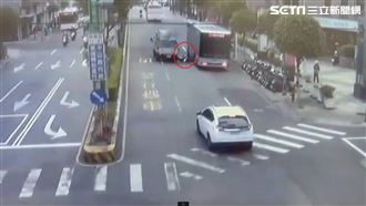 女騎士亂鑽撞破貨車油箱漏油…害6人慘摔