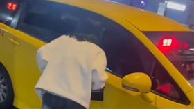 北市男網友偕2名女性友人欲搭乘信義區夜店門口計程車卻被拒載。（圖／翻攝自社會事新聞影音）