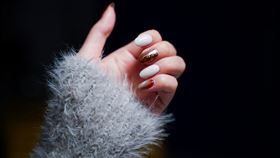 現今許多民眾都會定期為指甲穿新衣，因此日常生活中更是要小心預防感染。（圖／台北慈濟醫院提供）