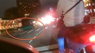 轎車竹市府前彎不過！撞斷大石球變保齡球