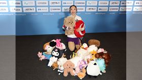 ▲2024年花滑世青賽，蔡玉鳳在女子個人短曲項目以56.30分晉級，賽後收到3大袋娃娃。（圖／滑冰協會提供）