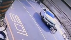 保時捷休旅車「騎上」機車，瞬間影像曝，兩個都逆向撞一起(圖／翻攝畫面)