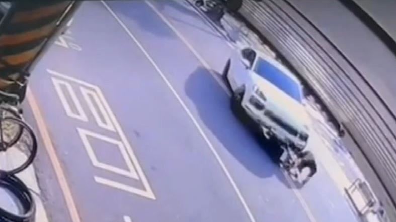 鬼遮眼同時逆向左轉！保時捷「騎上」機車