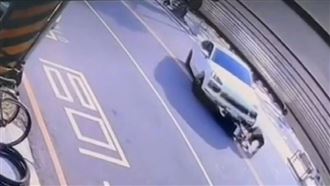 鬼遮眼同時逆向左轉！保時捷「騎上」機車