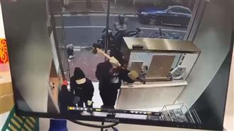 3男持鐵鎚劫銅鑼灣錶行　搶走2千多萬名錶