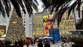 「Taiwan in San Francisco-駐舊金山臺北經濟文化辦事處」粉專小編說，自1990年起，聯合廣場標誌性的耶誕樹均由梅西百貨贊助。無法想像沒有梅西百貨的耶誕節。（圖／翻攝自Taiwan in San Francisco-駐舊金山臺北經濟文化辦事處）