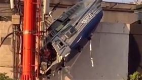 哥倫比亞，直升機失控「旋轉5圈撞大樓」，驚險畫面曝光，乘客驚恐告別(圖／翻攝自X)