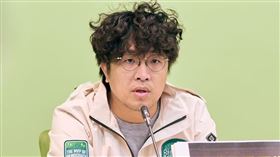 民進黨立委賴品妤今（27）日協同具有美國加州大學犯罪與法律社會學博士學位、於台北大學任教的不分區立委候選人沈伯洋在立法院黨團召開記者會。（圖／賴品妤辦公室提供)