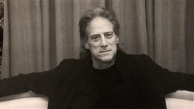 美國喜劇演員李察路易斯（Richard Lewis）
(圖／翻攝自Richard Lewis X)
https://twitter.com/TheRichardLewis/status/1422696387041370113/photo/1
