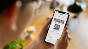 台灣民眾即日起可在日本當地連鎖超商、超市、百貨、藥妝店等，使用街口支付App「出示付款碼」完成付款。（圖／品牌業者提供）