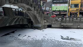 基隆田寮河一片雪白覆蓋在上頭。（圖／翻攝自臉書社團基隆人日常）
