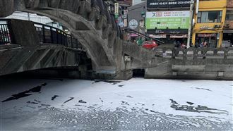 基隆田寮河「下雪」？整片白泡在地人看傻