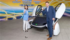 Aptera 創辦人 Chris Anthony (右) 與台塑新智能科技董事長王瑞瑜(左)。（圖／台塑新智能公司提供）