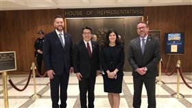 美佛州參議會賀新任正副總統  挺台參與經貿組織台灣關係法立法45週年之際，美國佛羅里達州參議會28日通過決議，祝賀賴清德與蕭美琴當選正副總統，並支持台灣加入CPTPP與IPEF。圖左至右：佛州眾議員史奈德、駐邁阿密辦事處處長周啟宇、佛州眾議員卡布瑞拉、佛州眾議員修福。（駐邁阿密辦事處提供）中央社記者江今葉華盛頓傳真  113年2月29日