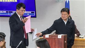 立院召委選舉  傅(山昆)萁、黃國昌投票（1）立法院29日上午舉行8個常設委員會召委選舉，民眾黨團總召黃國昌（後左）、國民黨團總召傅(山昆)萁（後右）到司法及法制委員會投票。中央社記者鄭清元攝  113年2月29日