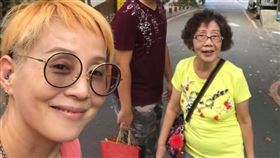 李明依和媽媽感情緊密。（圖／翻攝臉書）