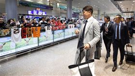 ▲讀賣巨人隊職員抵台，台灣球迷到機場接機。（圖／勁力行銷提供）