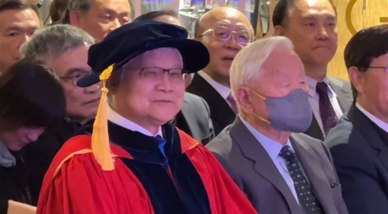 魏哲家獲頒名譽博士　張忠謀：實至名歸