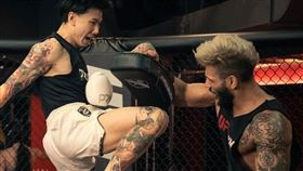 台上勇猛台下笑容和煦　格鬥好手布魯諾受學生喜愛搖身孩子王