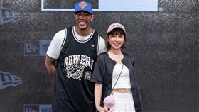 ▲NBA 96黃金一代球星Stephon Marbury、運動系女神 峮峮搶先亮相NEW ERA 2024秋冬新品，共同演繹美式潮流穿搭魅力。（圖／品牌業者提供）

