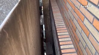 獨／三重鄰損戶可回家　棟距間「緊貼」