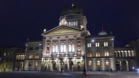 瑞士下議院通過友台議案（2）瑞士聯邦國會下議院28日通過深化與台灣科技與文化領域合作案，全案在2022年由社會黨籍議員阿堤契（Mustafa Atici）所提，最終以96票贊成、86票反對與9票棄權獲通過，將送請上議院續審議。圖為入夜後的瑞士聯邦國會所在地「聯邦宮」景色。中央社記者徐肇昌瑞士攝　113年2月29日