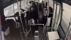 基隆公車駕駛突昏迷！力撐將車停靠路邊救乘客　送醫急救中（圖／翻攝畫面）