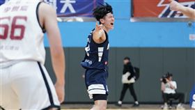政大李允傑三分球8投4中，關鍵時刻連進2顆成為政大贏球的最大功臣。（圖／大專體育總會提供）